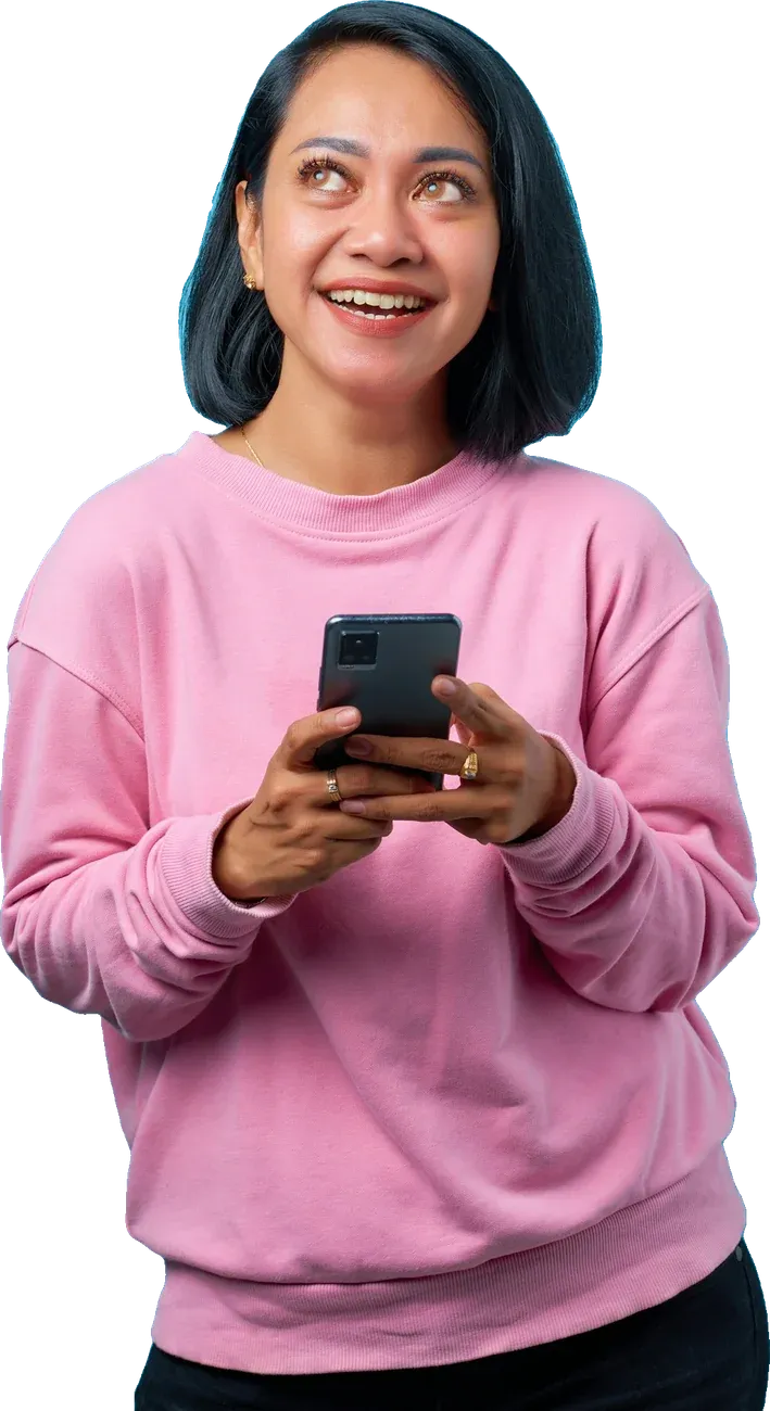 Creator de moletom rosa segurando o celular e sorrindo