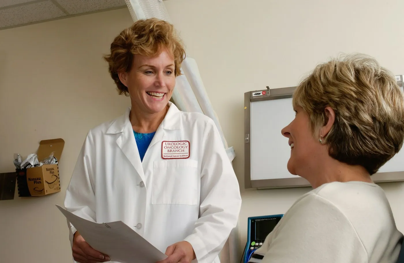 Médica conversando com uma paciente durante a consulta
