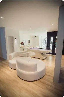 Lounge claro com poltronas brancas arredondadas