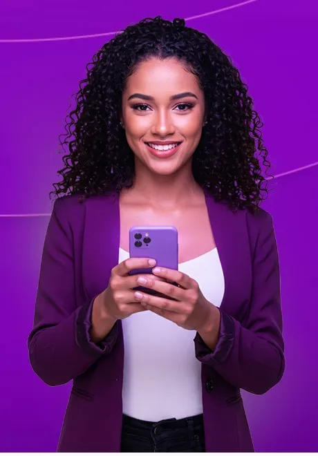 Mulher sorridente segurando um celular roxo, sobre fundo roxo