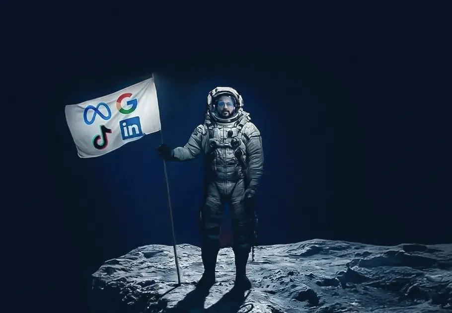 Astronauta fincando na Lua uma bandeira com os logos de Meta, Google, TikTok e LinkedIn