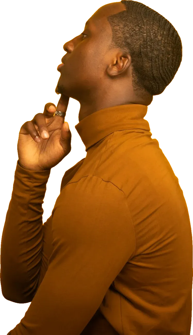 Creator de gola alta de perfil com a mão no queixo, pensativo