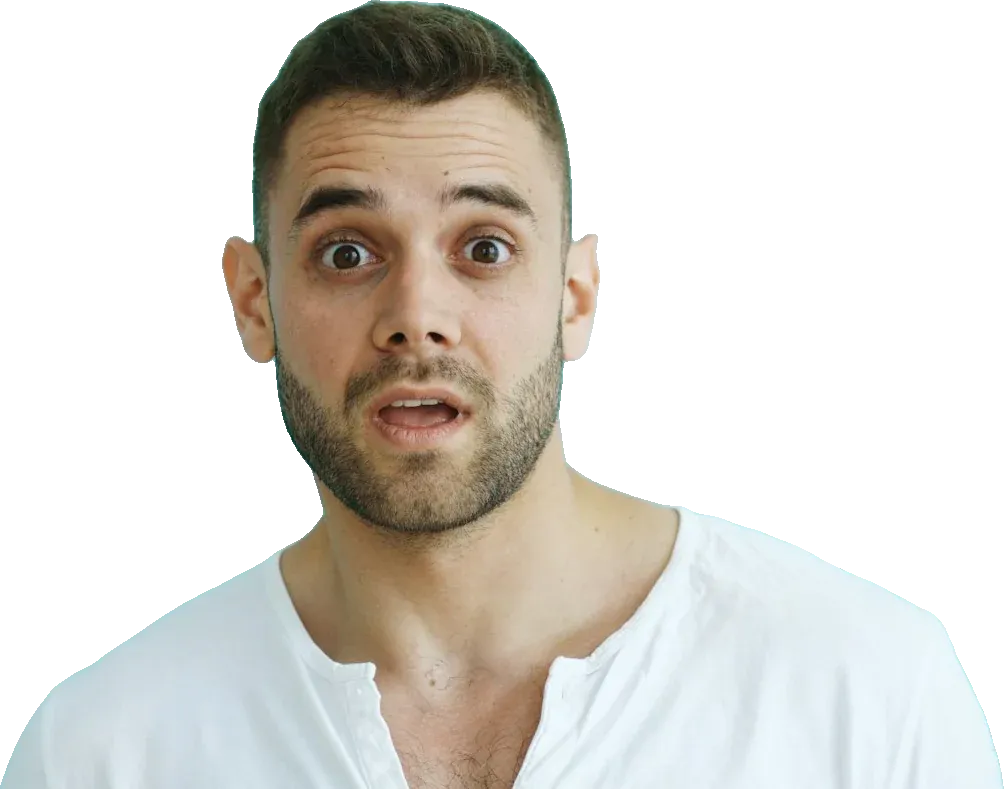 Creator de camiseta branca com cara de surpresa